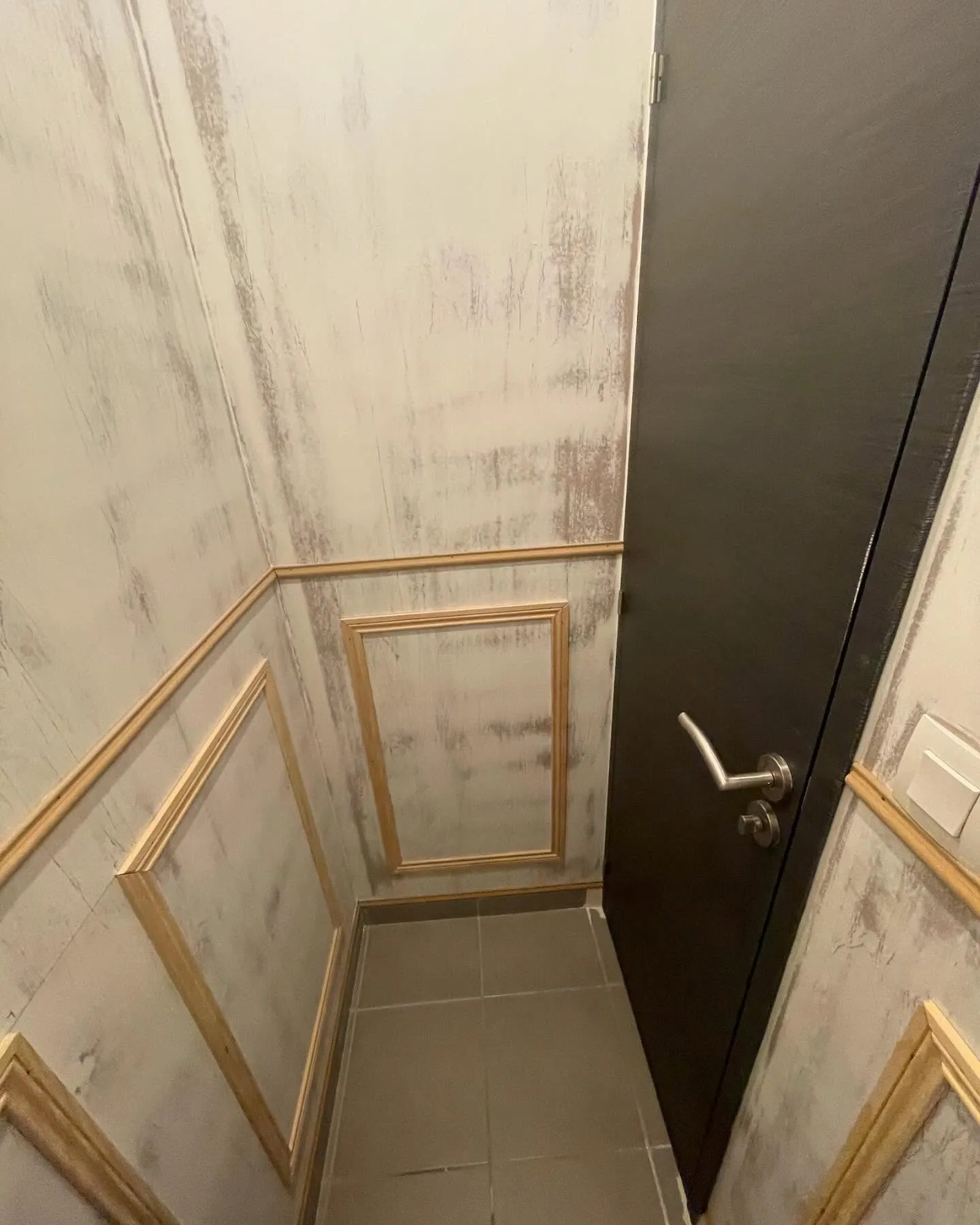 Peinture intérieure d'une pièce de vie — avant travaux