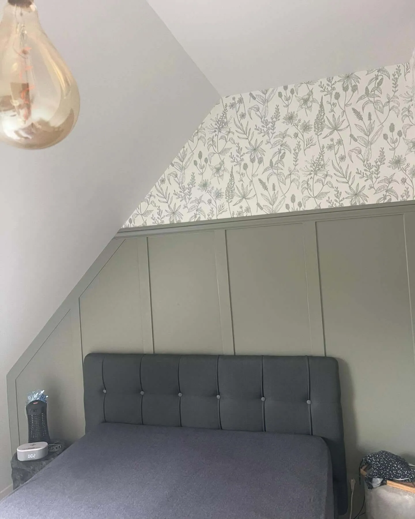 Pose de papier peint sur un mur de séjour — après travaux