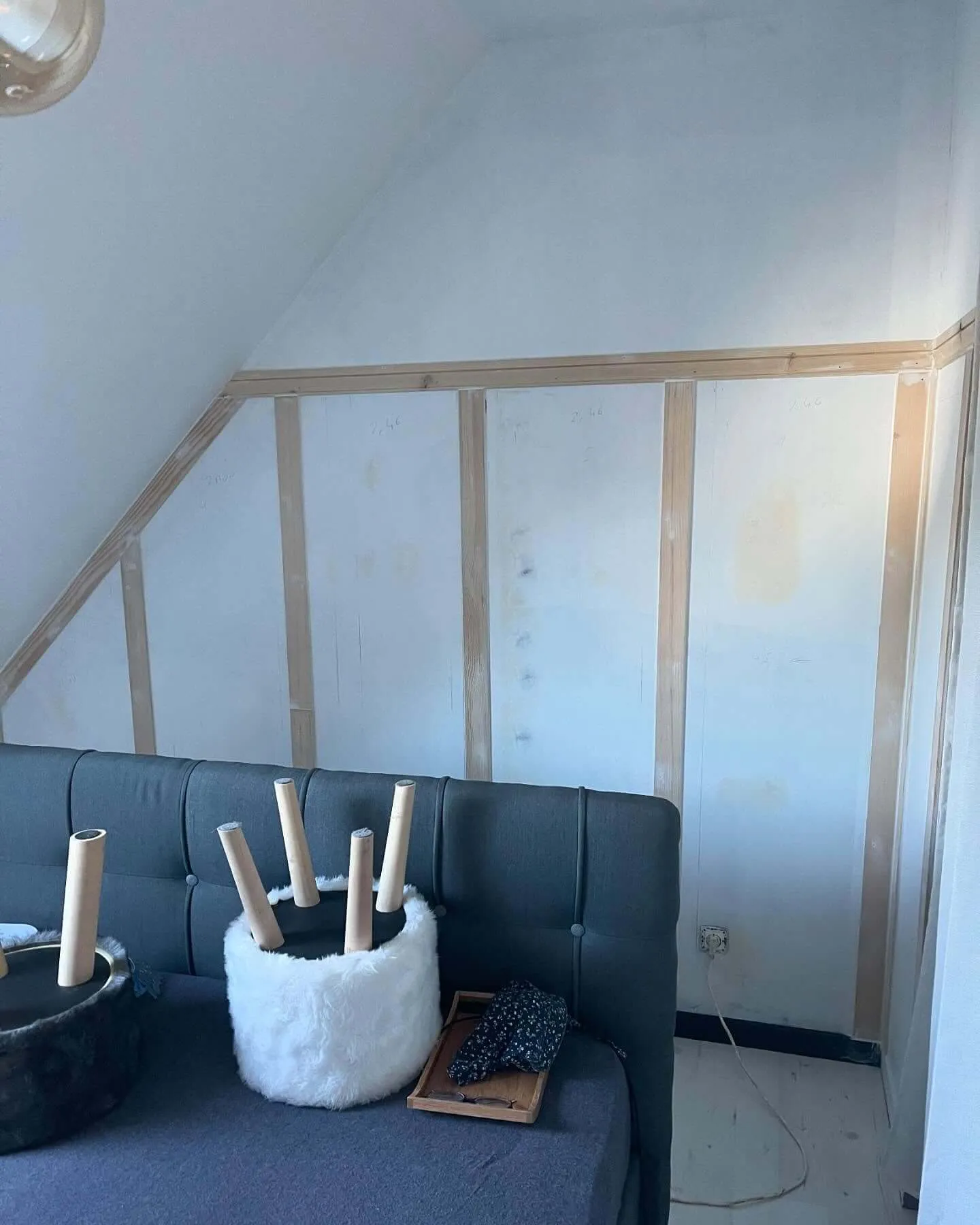 Pose de papier peint sur un mur de séjour — avant travaux