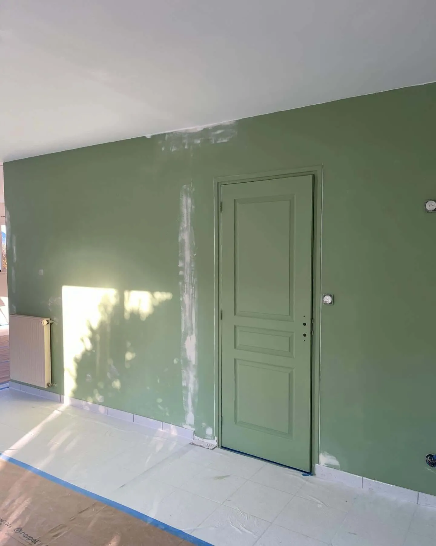 Application d'un enduit de lissage sur un mur