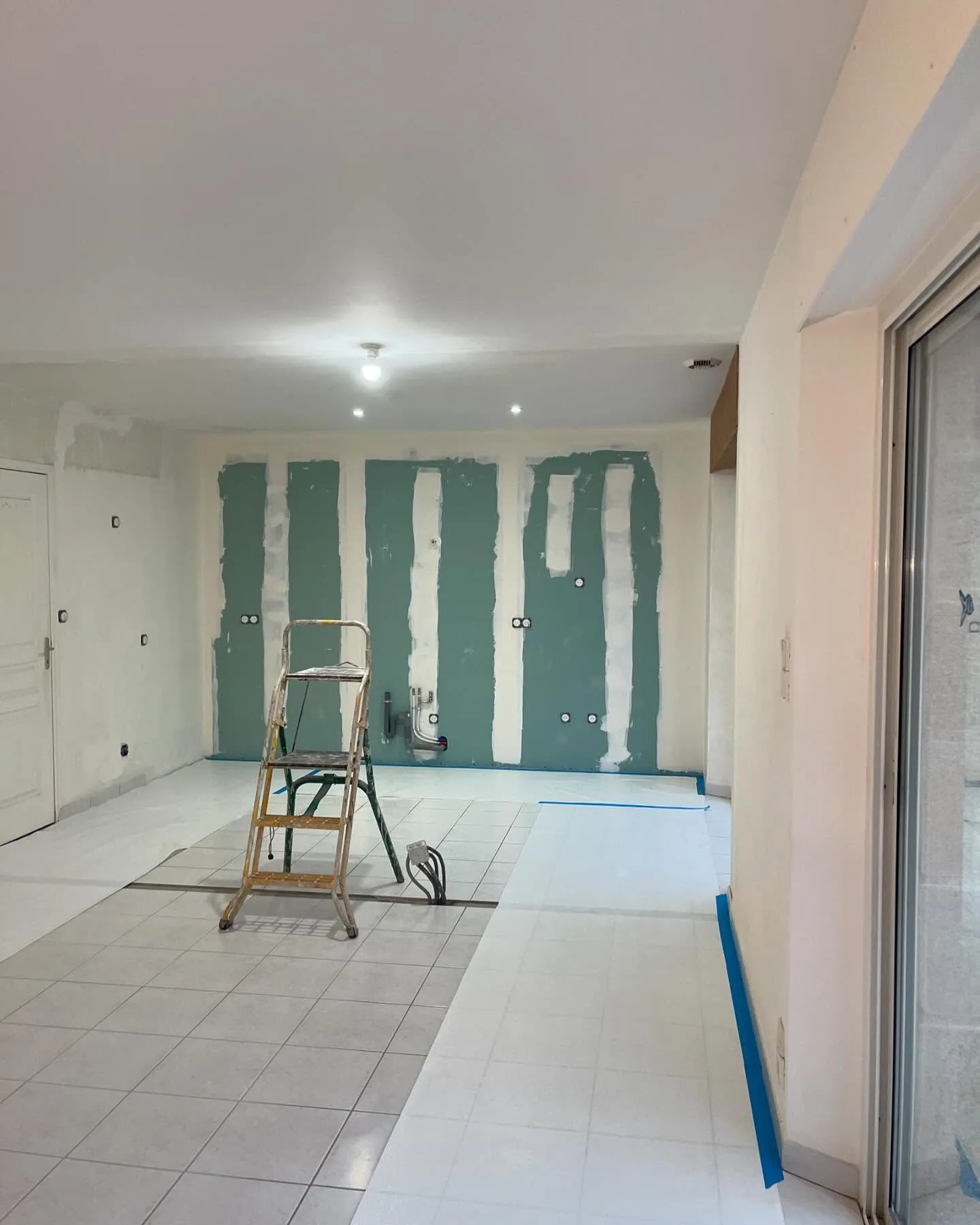 Mur ratissé, prêt à recevoir sa peinture